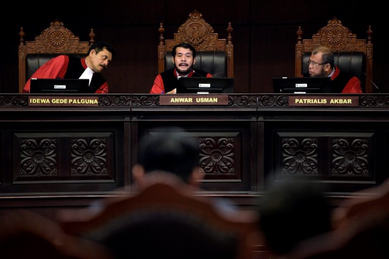 Ketua Mahkamah Konstitusi, Anwar Usman (tengah).