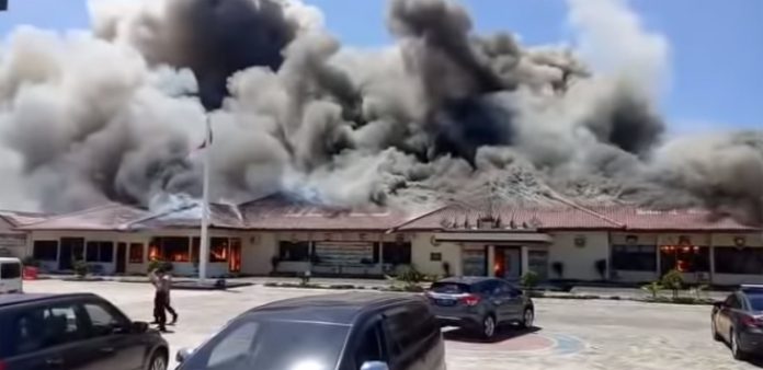 Polres Lampung Selatan terbakar.