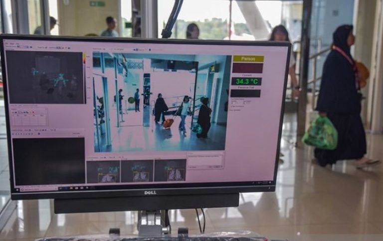 Alat pemindai panas tubuh untuk memantau penumpang dari Singapura yang berpotensi terjangkit virus cacar monyet (monkeypox).