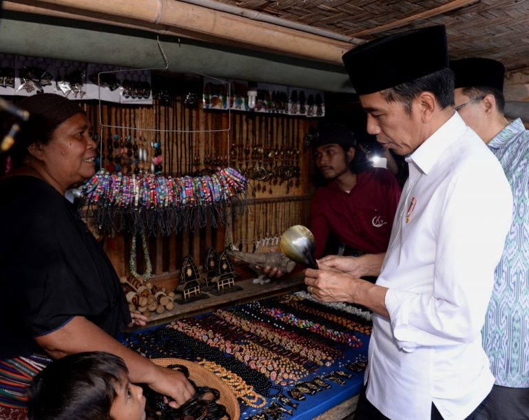 Berwisata Mendadak Usai Salat Jumat, Presiden Kagumi Keunikan Dusun Sade Lombok