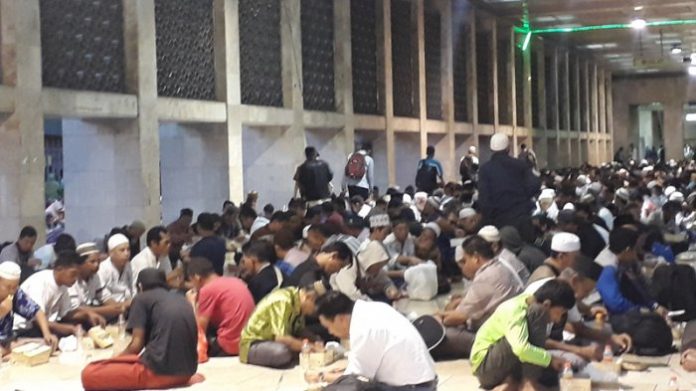 Ribuan Orang Berbuka Puasa Bersama di Masjid Istiqlal.