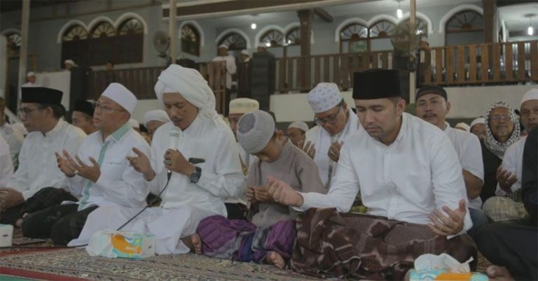 Wakil Gubernur Jawa Timur, Emil Elestianto menghadiri haul RKH Abdul Hamid bin Itsbat di Banyuanyar, Pamekasan,Madura.