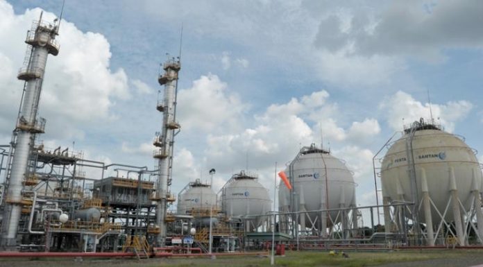 Ilustrasi kilang minyak.