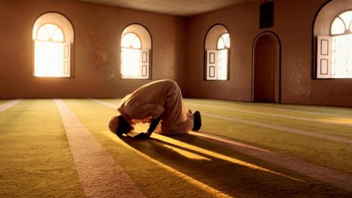 Ibadah salat merupakan kewajiban yang ditentukan waktunya atas orang-orang beriman.