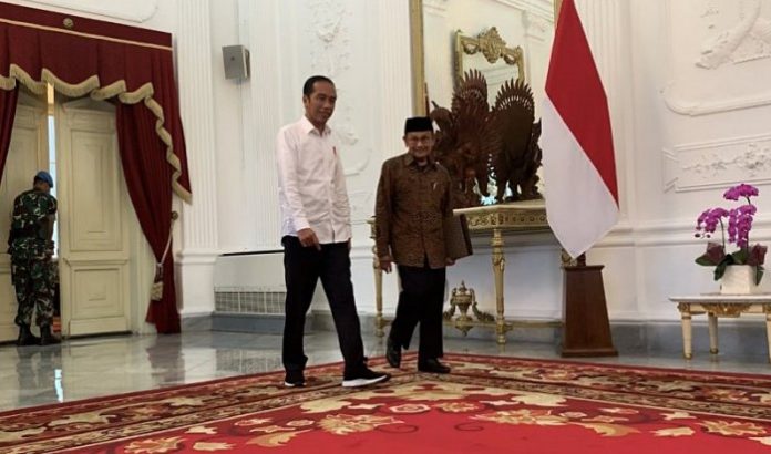 Presiden ketiga Indonesia, BJ Habibie bersama Presiden Joko Widodo di Istana Merdeka, Jakarta.