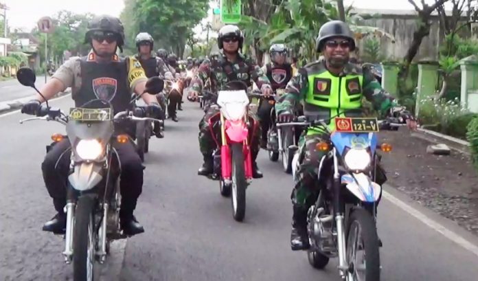Dandim 0821 dan Kapolres Lumajang memimpin pelaksanaan patroli bersama.