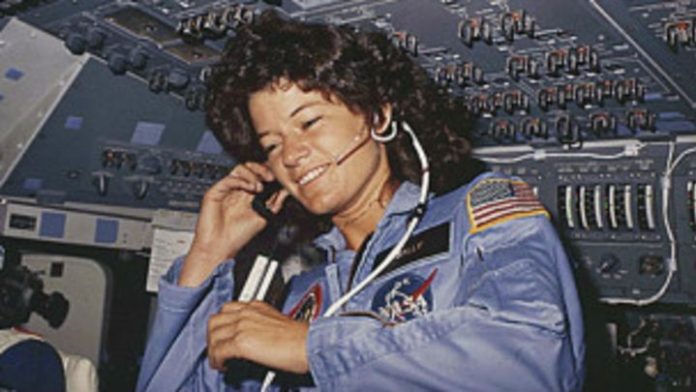 Astronot Sally K. Ride menjadi wanita Amerika Serikat pertama di luar angkasa.