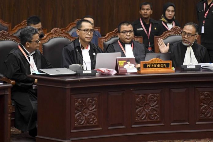 Tim Hukum Prabowo-Sandi di sidang MK.