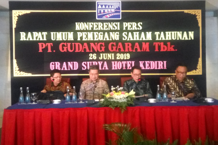 Direksi PT Gudang Garam Tbk dalam konferensi pers seusai RUPST di Hotel Grand Surya Kediri.