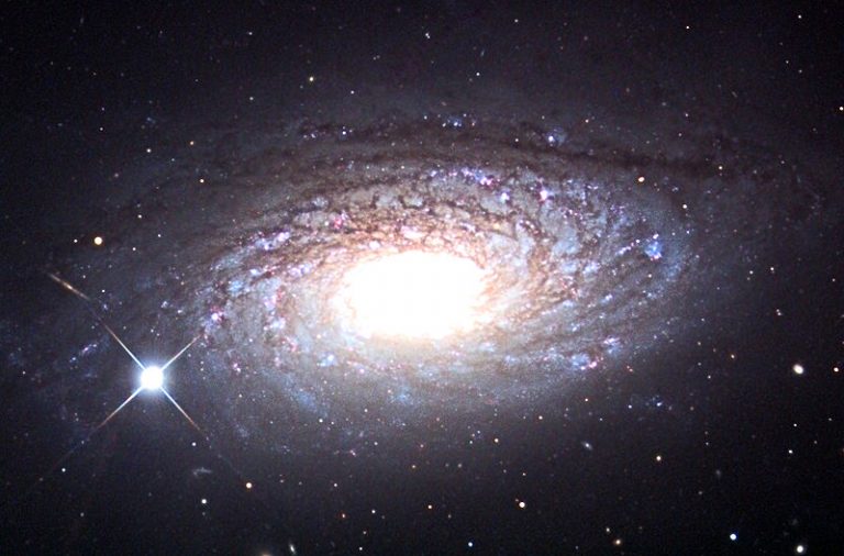 Galaksi Bunga Matahari atau dikenal sebagai Messier 63, M63, atau NGC 5055, sebuah galaksi spiral di rasi bintang Canes Venatici.
