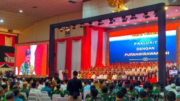 Panglima Tentara Nasional Indonesia Jenderal Hadi Tjahjanto saat memberi sambutan, di acara halal bihalal, di GOR Ahmad Yani, Mabes TNI, Cilangkap, Jakarta Timur.