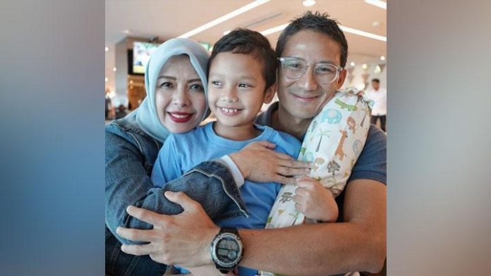 Sandiaga Uno bersama istri dan anak bungsunya.