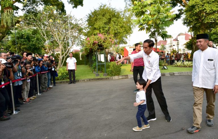 Ajak Cucu, Jokowi Lebaran di Istana Yogya