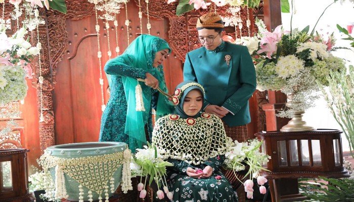 Jelang Pernikahan Putri Gubernur lakukan Siraman Dengan Menggunakan Air Dari Tujuh Sumber