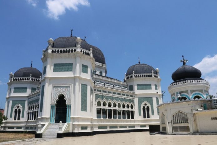 Masjid Raya Al-Mashun merupakan salah satu peninggalan bersejarah di Kota Medan.