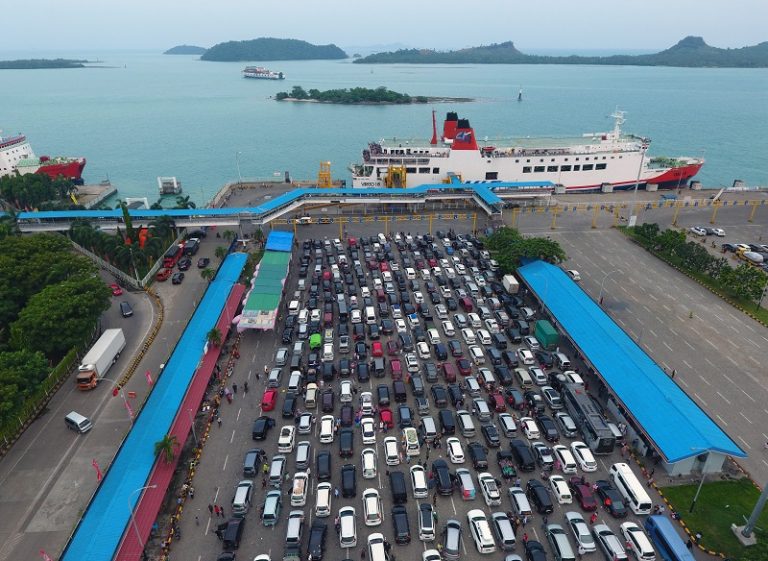 Arus balik sebanyak 165.260 pemudik kembali ke Pulau Jawa melalui dermaga penyeberangan Pelabuhan Bakauheni.