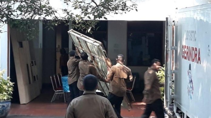 Prabowo Hadiahkan Lukisan Bung Karno Naik Kuda kepada Megawati.