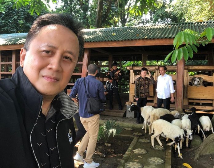 Jokowi Ajak Rich Brian Lihat Kambing Peliharaan di Istana Bogor.