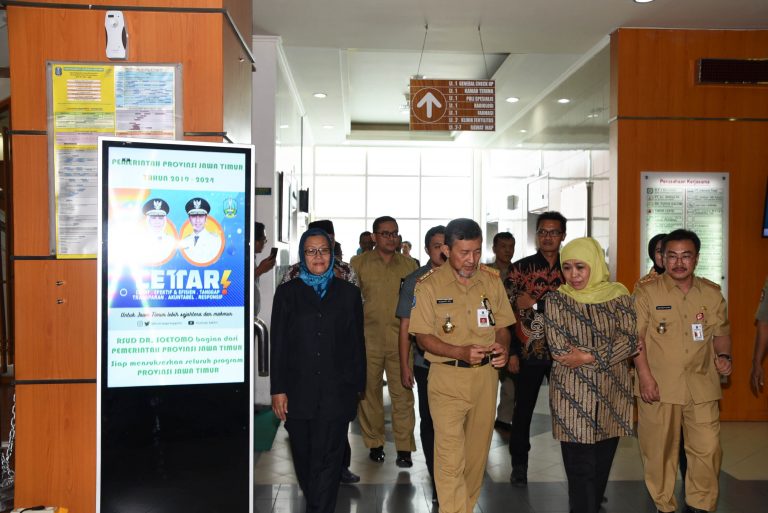 Bunda Khofifah Jenguk Walikota Risma di RSUD Dr Soetomo
