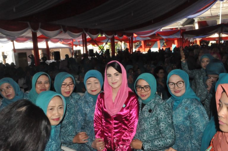 Arumi Bachsin Hadiri Puncak Peringatan  HKG-PKK Tingkat Nasional Ke 47 di Padang