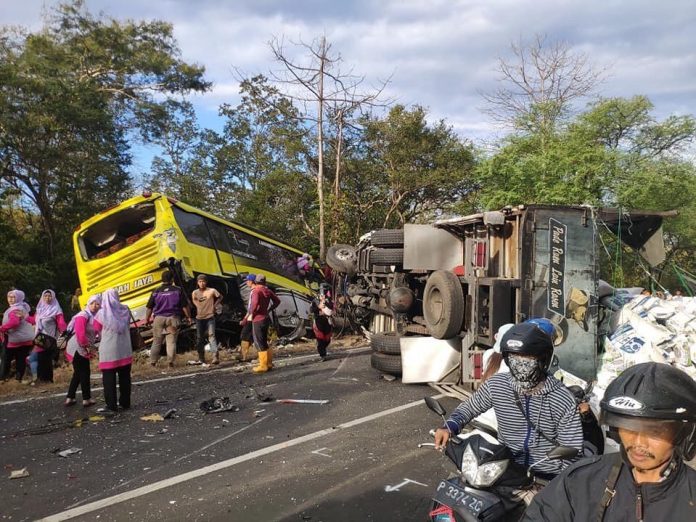 Kecelakaan Rombongan Guru TK Gresik Diduga Rem Blong.