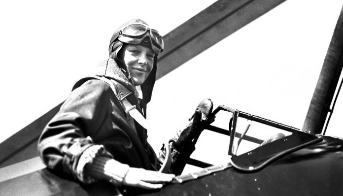 Amelia Mary Earhart adalah seorang wanita yang dikenal sebagai pelopor penerbangan.