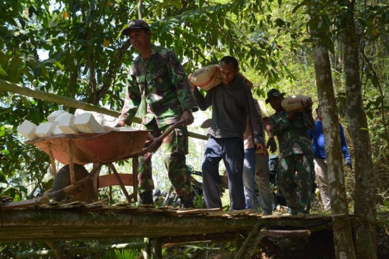 TMMD Sampang, Babinsa Jadi Tauladan Masyarakat