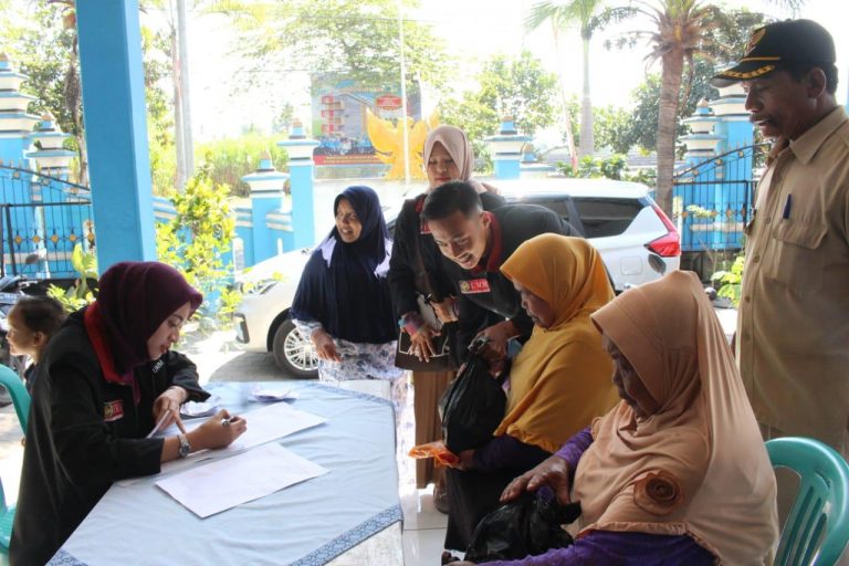 Warga Lansia Desa Kemiri Malang Antusias Ikut Bakti Sosial KKN 49 UMM