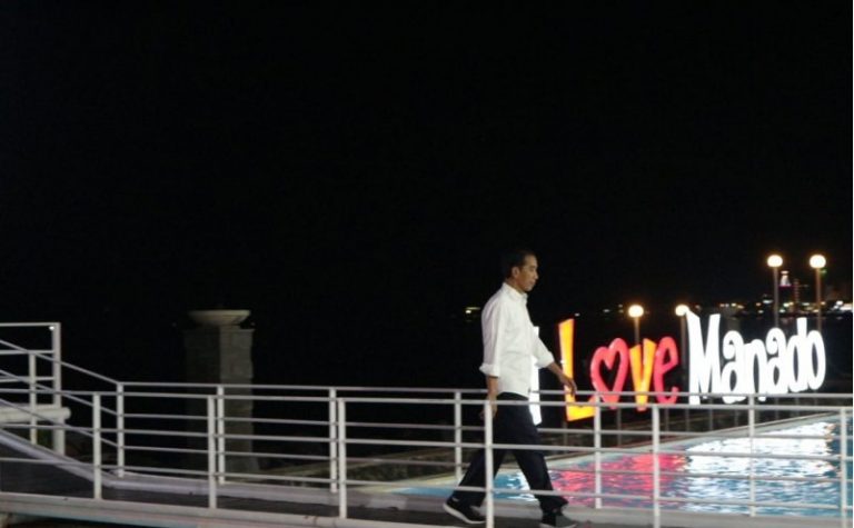 Presiden Jokowi mengunjungi warga di Pulau Bunaken, Teluk Manado, Sulawesi Utara.