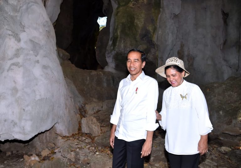 Saat Presiden dan Ibu Iriana Susuri Gua Batu Cermin di NTT