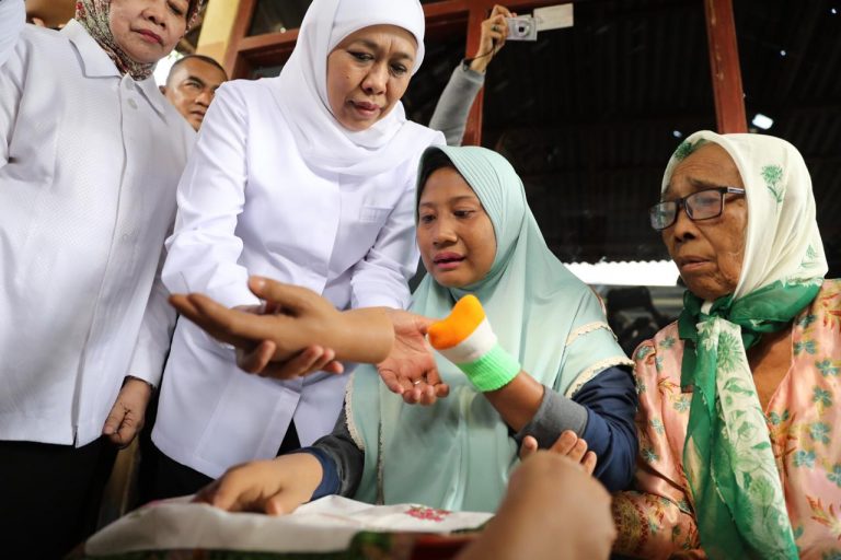 Gubernur Khofifah Serahkan Bantuan Tangan Palsu  Pada Widji Fitriani