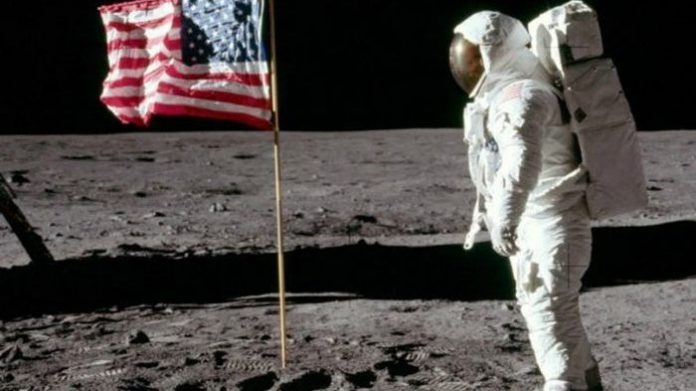 Neil Armstrong Mendarat di Bulan.