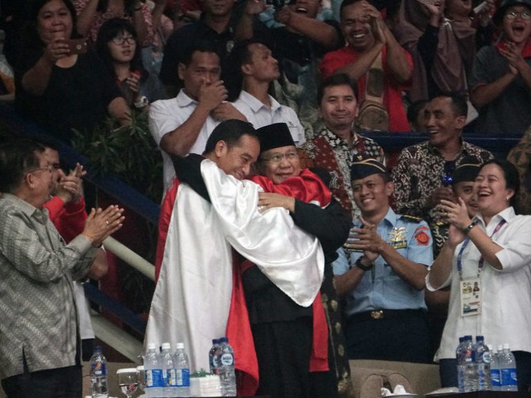 Jokowi dan Prabowo Berpelukan.
