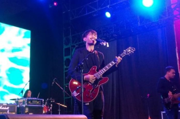 Fiersa Besari Bikin Baper Pengunjung Road to Soundrenaline Surabaya.