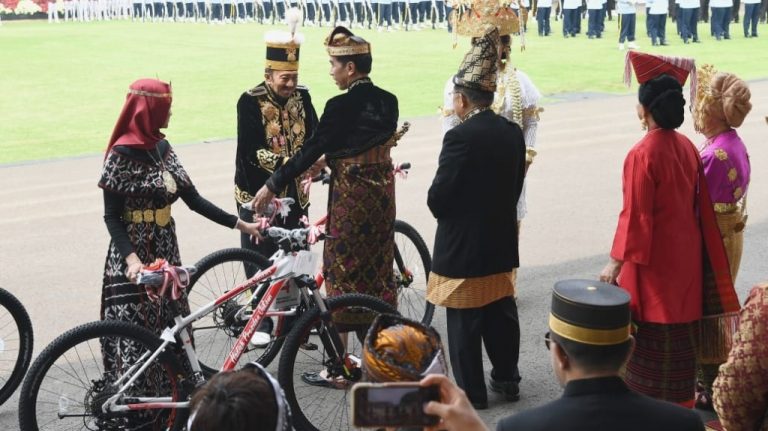 Hadiah Sepeda Jokowi bagi Pemenang Busana Adat Terbaik