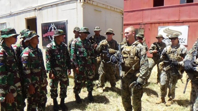 Marinir TNI AL dan USMC Amerika Serikat Latihan Menembak.
