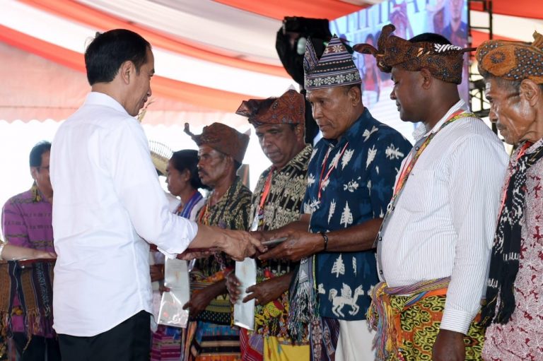 Presiden Jokowi Serahkan 2.706 Sertifikat Tanah untuk Masyarakat di Kupang