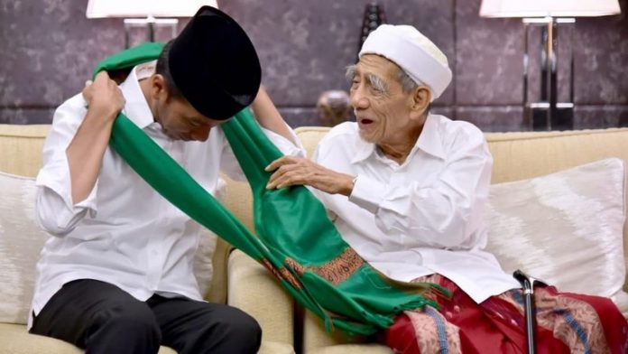 Presiden Jokowi dan KH Maimoen Zubair.