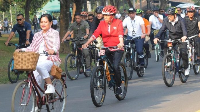 Jokowi Bersepeda di Sekitar Candi Borobudur.