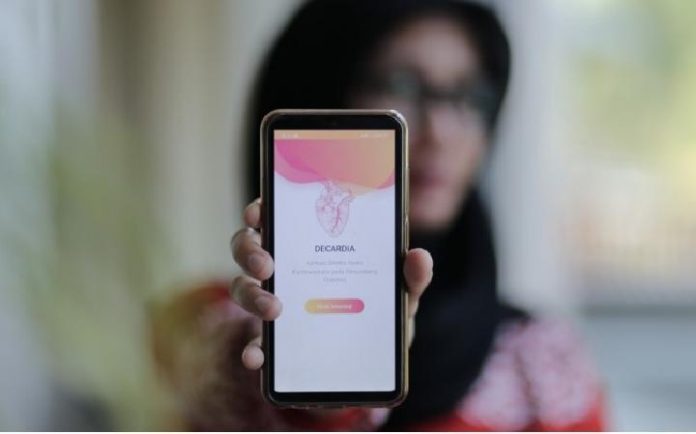 Mahasiswa UGM membuat Decardia, aplikasi pemantau kardiovaskular pada penderita diabetes. (Humas UGM)