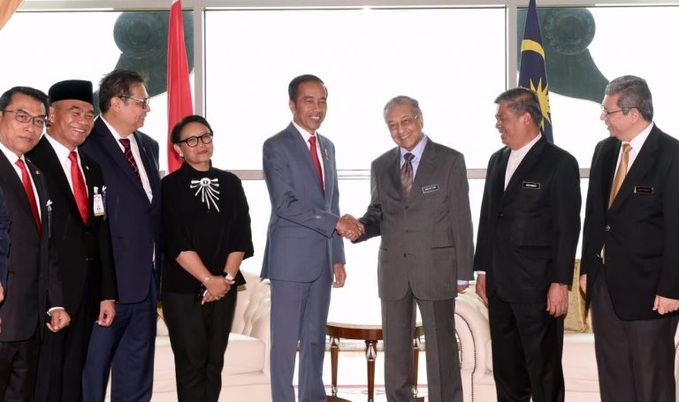 Tiba di Putrajaya, Presiden Jokowi Disambut Upacara Resmi