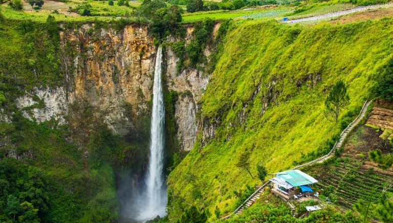 Wisata Air Terjun Sipiso Piso Berastagi.