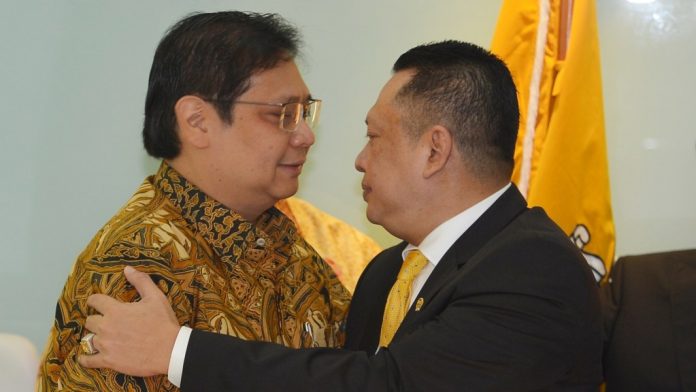Airlangga Hartarto (kiri) bersama Bambang Soesatyo.