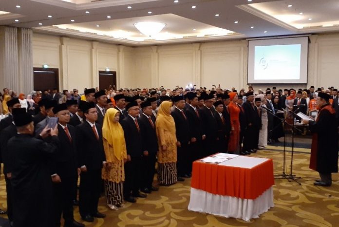 Para anggota DPRD Kabupaten Bandung Barat (KBB) terpilih periode 2019-2024 saat membacakan sumpah jabatan di Hotel Mason Pine, Kecamatan Padalarang, Kabupaten Bandung Barat, Senin (26/8).