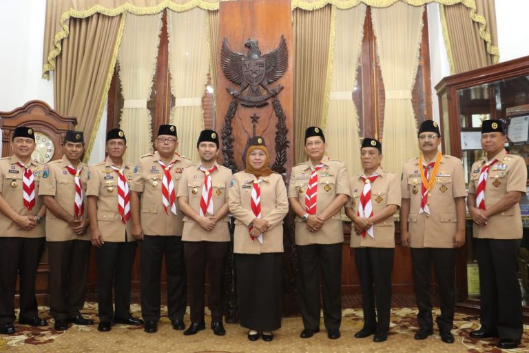 Dilantik Budi Waseso, Khofifah Resmi Ketua Mabida Gerakan Pramuka Jatim