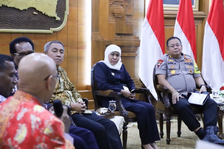 Khofifah Terima Noken dari Pendeta-Pendeta Papua dan Papua Barat; Berharap Persaudaraan Papua- Jatim Terjaga