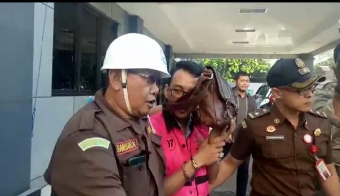 Bendahara ESDM Jatim Ditahan Kejari Terkait Suap Izin Pertambangan.