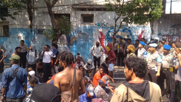 Mahasiswa Papua Bentrok dengan Warga Malang.