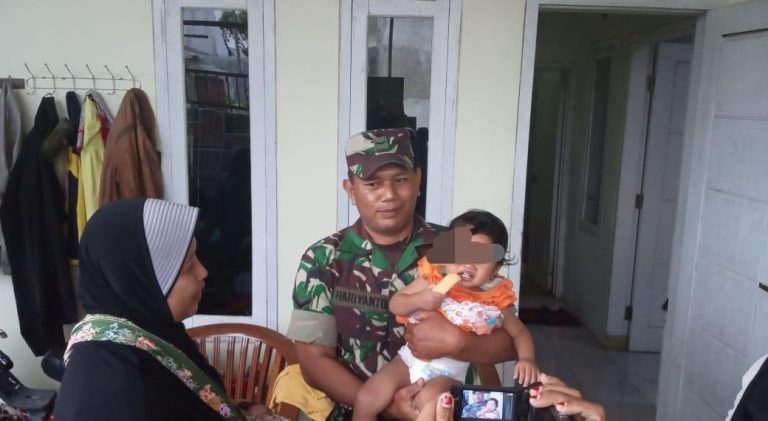 Kisah Mengharukan, Balita Peluk Jenazah Ayahnya yang Sudah 3 Hari Meninggal.