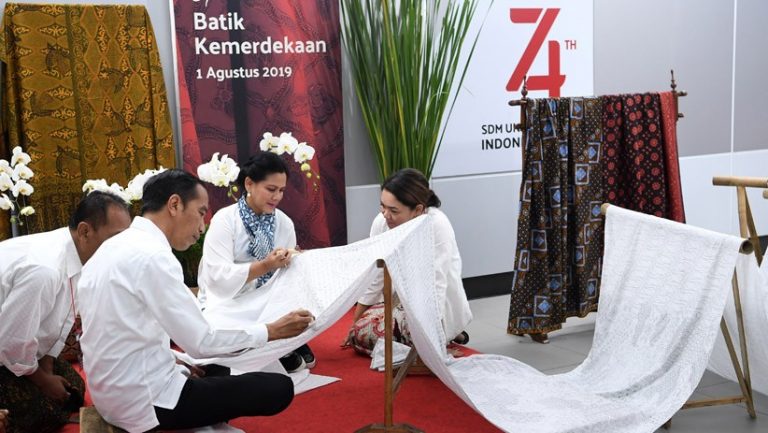 Presiden Joko Widodo bersama Ibu Negara Iriana Jokowi membatik di MRT Jakarta.